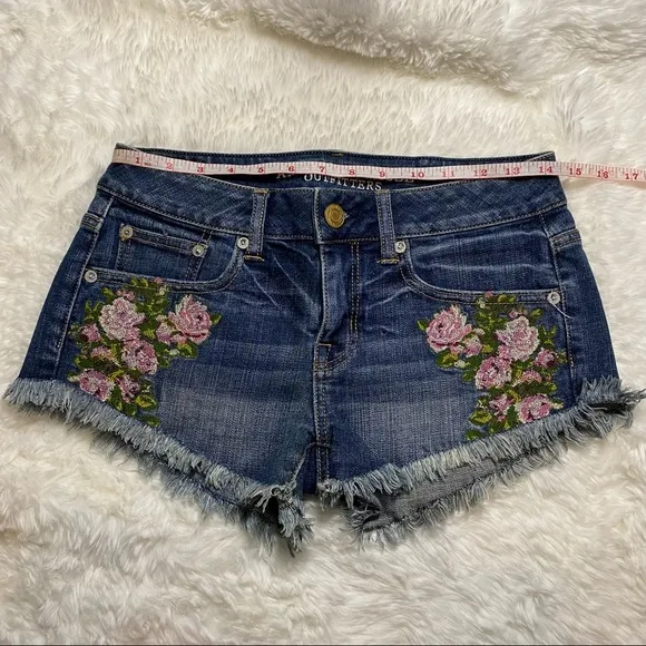 American Eagle Outfitters Embroidered Floral Denim Shorts Size 0 Stretch