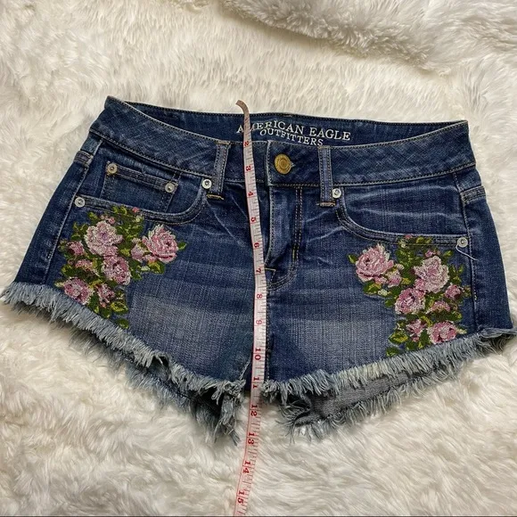 American Eagle Outfitters Embroidered Floral Denim Shorts Size 0 Stretch