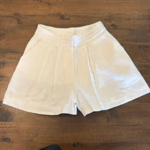 DU PARADIS Linen Shorts