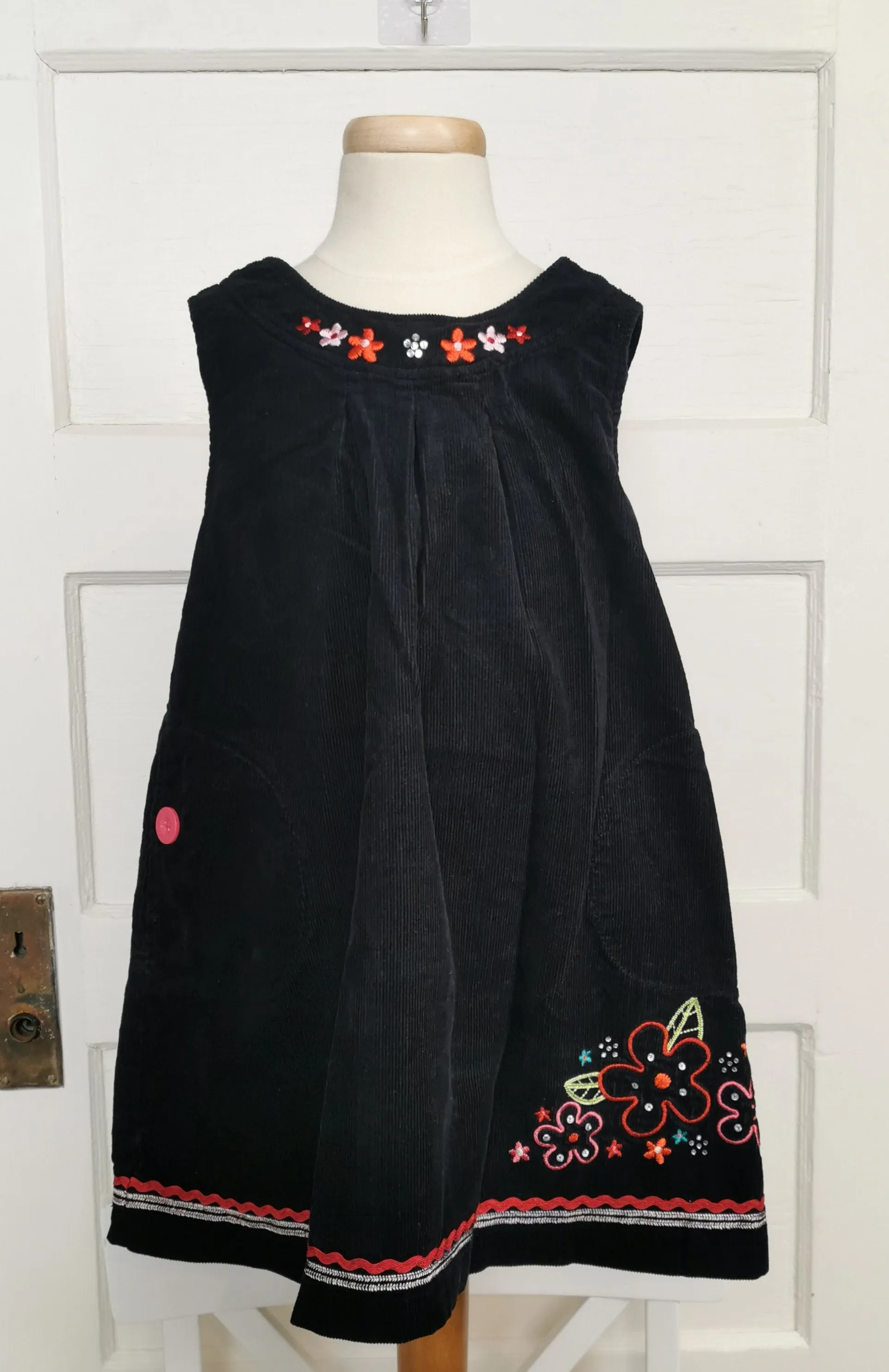 GIRL SIZE MEDIUM (6/7 YEARS) - LULLAH BETTE, Soft Black Corduroy Dress EUC B37