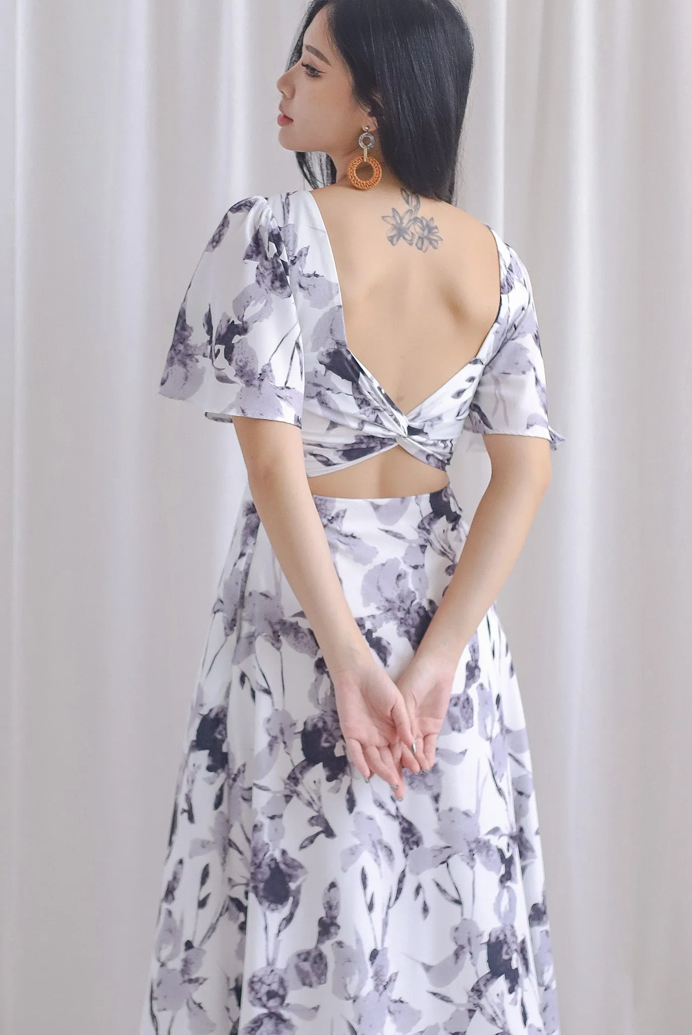 Izzy Leafy Padded Twist Back Midi Dress In Black