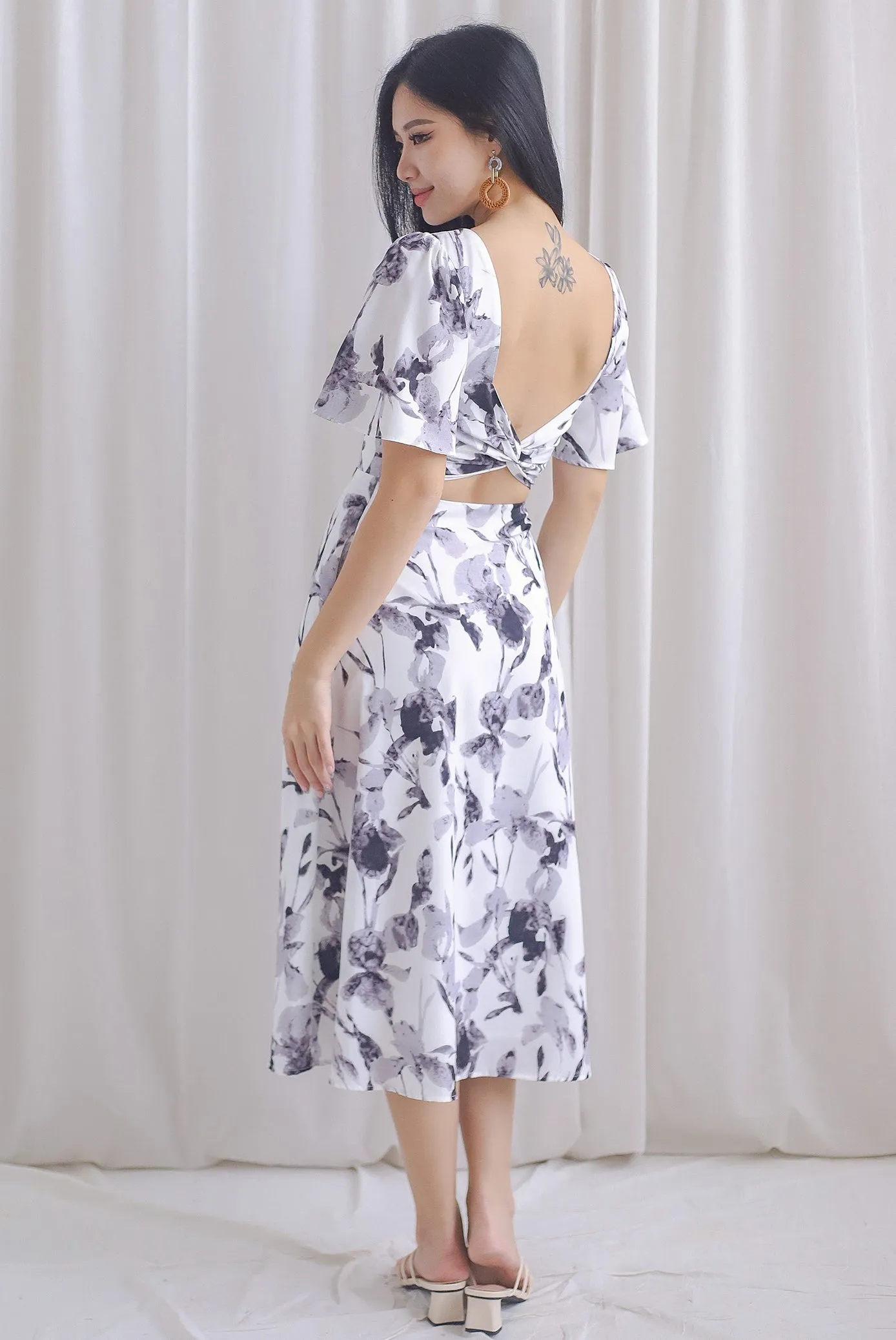 Izzy Leafy Padded Twist Back Midi Dress In Black