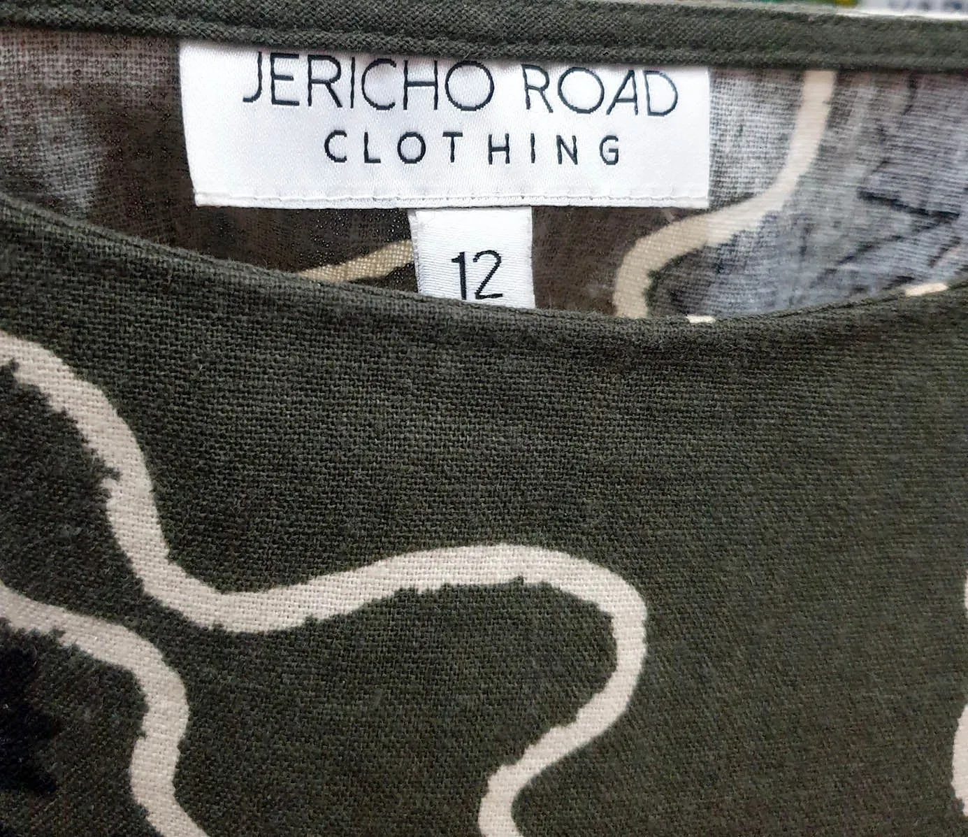 Jericho Road green echidna print top size 12