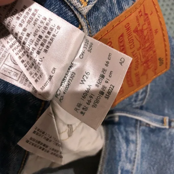 NEW Levi’s mid length denim shorts 26