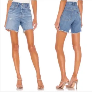 NEW Levi’s mid length denim shorts 26
