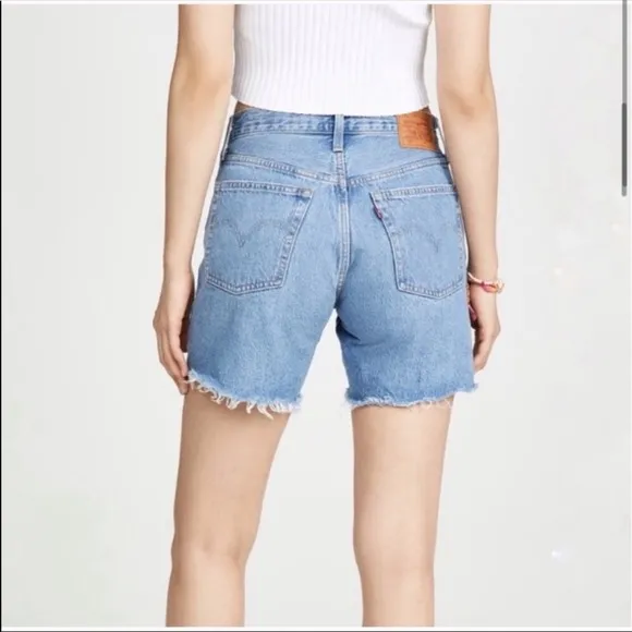 NEW Levi’s mid length denim shorts 26