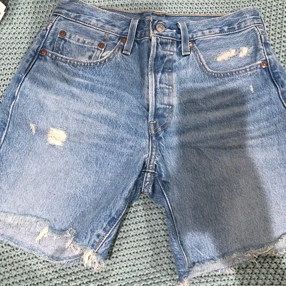 NEW Levi’s mid length denim shorts 26