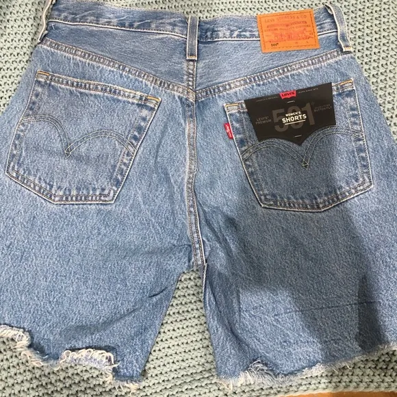 NEW Levi’s mid length denim shorts 26