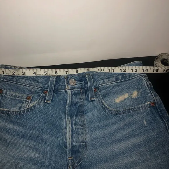 NEW Levi’s mid length denim shorts 26