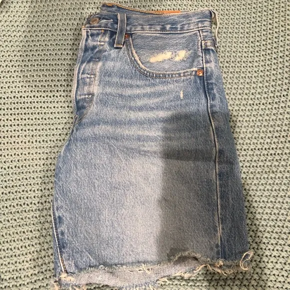 NEW Levi’s mid length denim shorts 26