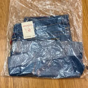 NIP w/Tags TR True Religion 32 Mid Cut-Off Shorts Northern Shore Stretch Denim