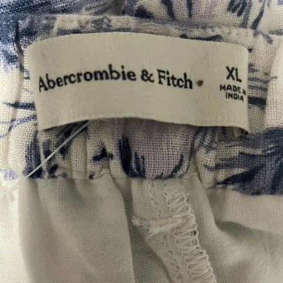 NWT Abercrombie &amp; Fitch Linen Blend Hawaiian Tiki Print Tailored Shorts. XLarge