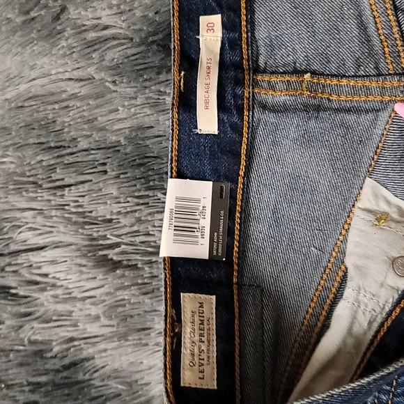 NWT Levi's Ribcage Frayed Denim Shorts in Noe Five