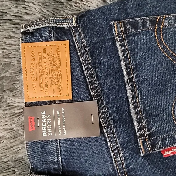 NWT Levi's Ribcage Frayed Denim Shorts in Noe Five