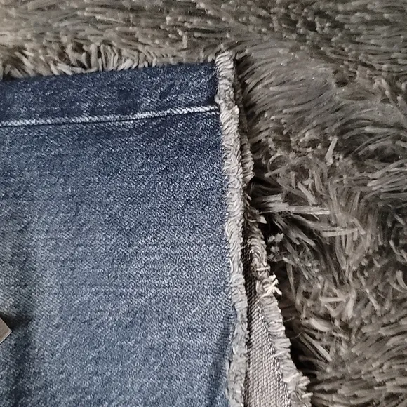 NWT Levi's Ribcage Frayed Denim Shorts in Noe Five