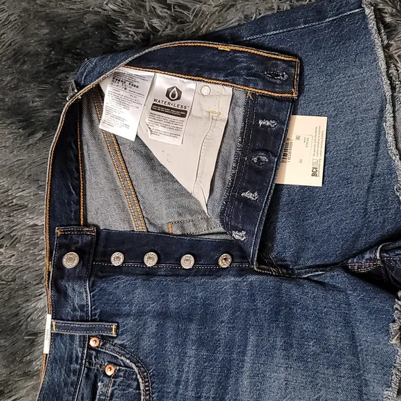 NWT Levi's Ribcage Frayed Denim Shorts in Noe Five