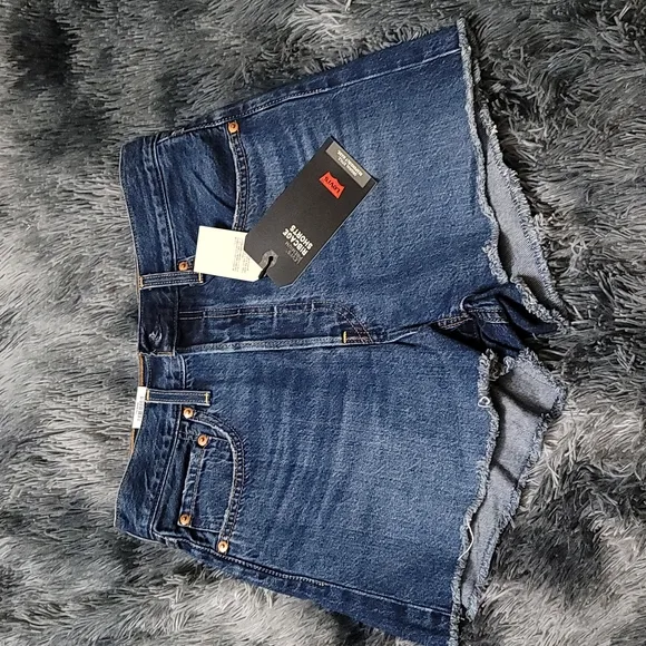 NWT Levi's Ribcage Frayed Denim Shorts in Noe Five