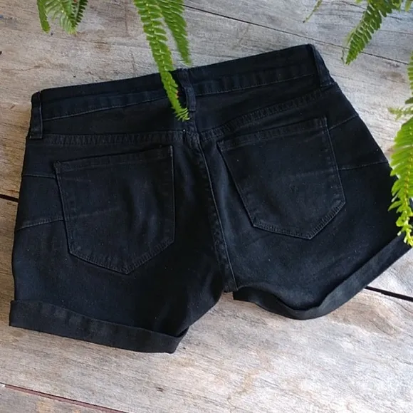 S.O.N.G. Woman’s Black Curvy Mid Rise Roll Cuff Denim Jean Shorts Size: 7/28