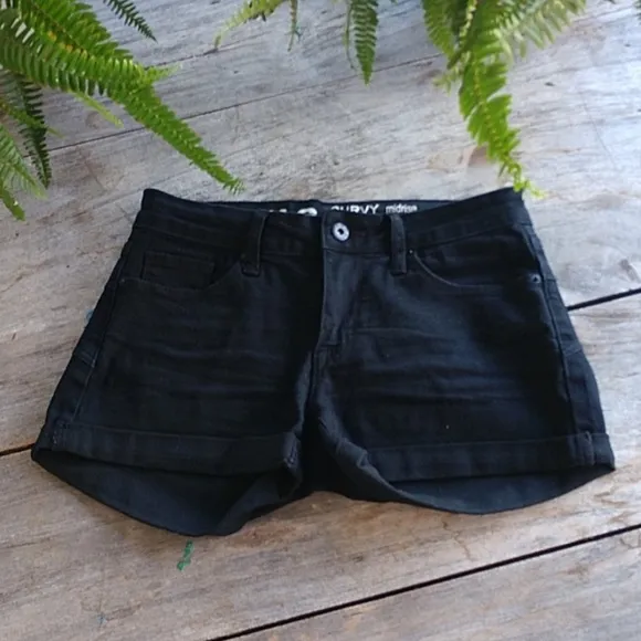 S.O.N.G. Woman’s Black Curvy Mid Rise Roll Cuff Denim Jean Shorts Size: 7/28