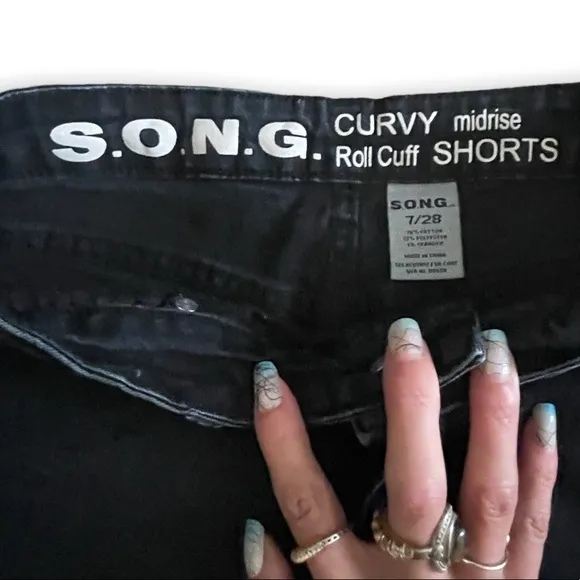 S.O.N.G. Woman’s Black Curvy Mid Rise Roll Cuff Denim Jean Shorts Size: 7/28