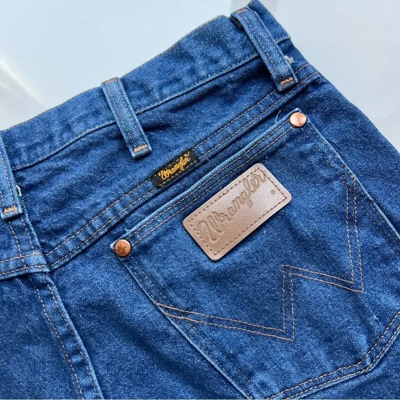 Wrangler High Waisted Raw Hem DistressedDenim Jean Shorts- Size 8