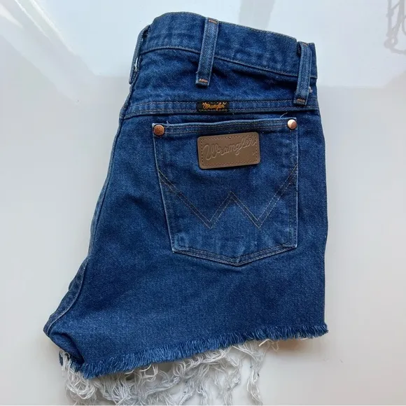 Wrangler High Waisted Raw Hem DistressedDenim Jean Shorts- Size 8